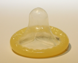 Preservativo enrolado, fora da embalagem